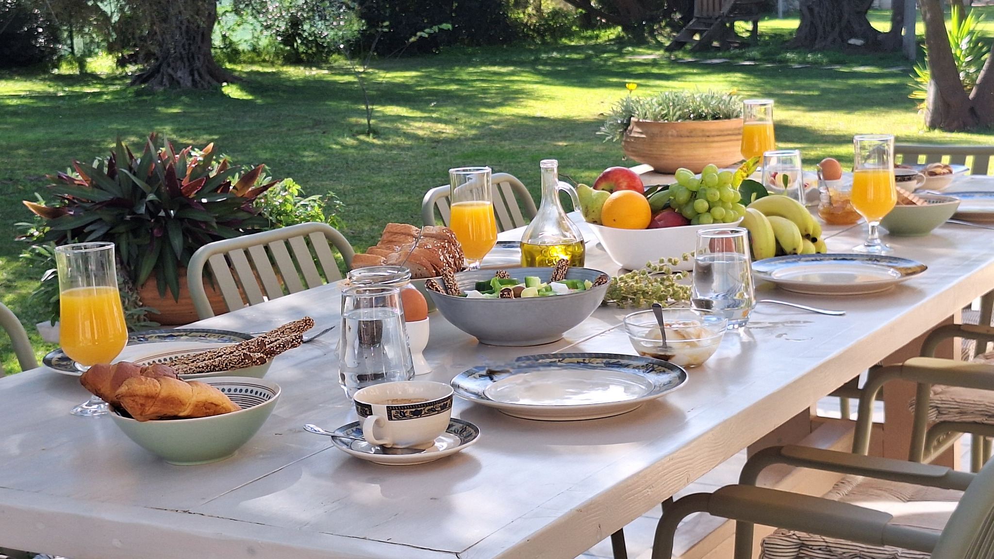 Garden dining — Villa SensiTerra